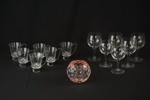 Vinglas, kaffekoppar i glas, ljusstake. G12