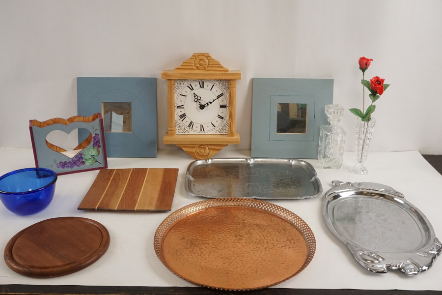 Brickor, speglar, väggklocka mm. BC25