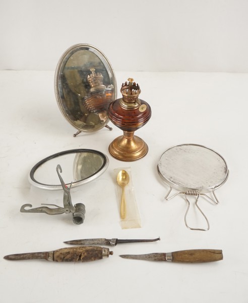Vintage speglar, knivar, fotogenlampa mm. A61