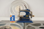 Casige Miniatyrsymaskin, plåtfilmboxar, mm. A62