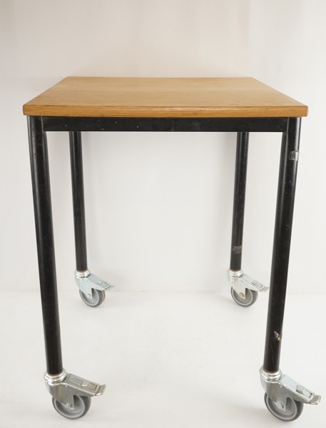 Högt bord på hjul. B42