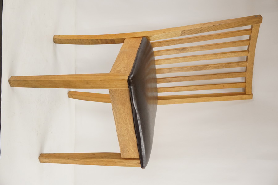 stol med brun sitts. B44