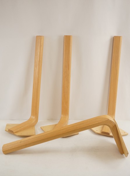 4st Bordsben i trä. B59