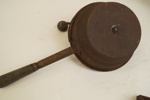 3st Äldre kafferostare och en äldre kaffekvarn. B186/2