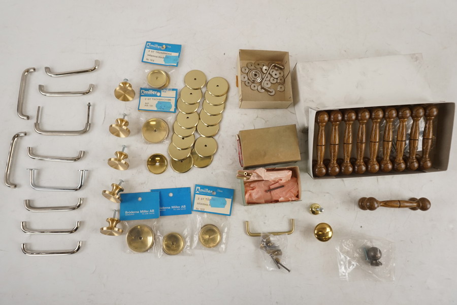 Möbelhandtag och knoppar. A78