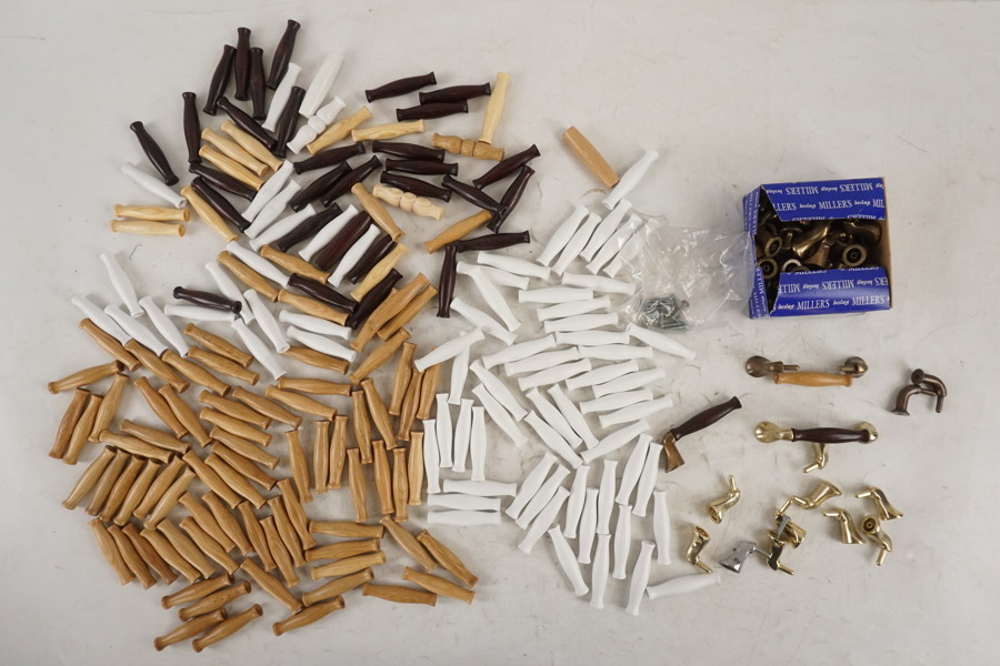 Miller´s Möbelhandtag i trä med mässing ringar. D103