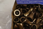 Miller´s Möbelhandtag i trä med mässing ringar. D103
