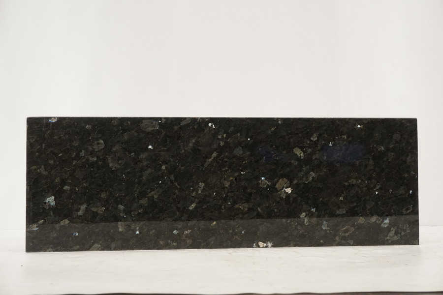 Moberg Natursten Emerald Pearl-granit platta. D110