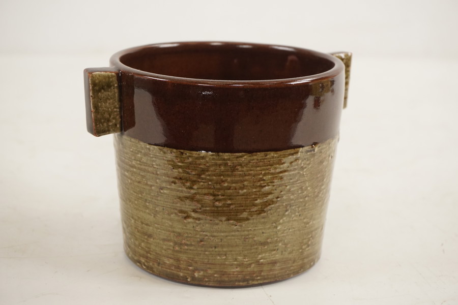 Burk med sidhandtag, brun. G42