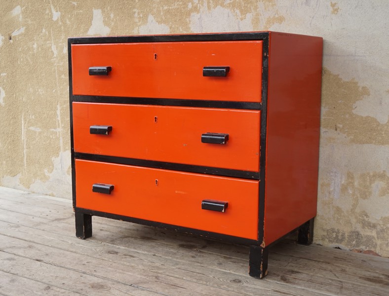 Byrå orange, med 3 lådor. B138