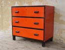 Byrå orange, med 3 lådor. B138