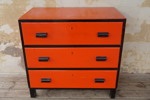 Byrå orange, med 3 lådor. B138