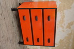 Byrå orange, med 3 lådor. B138
