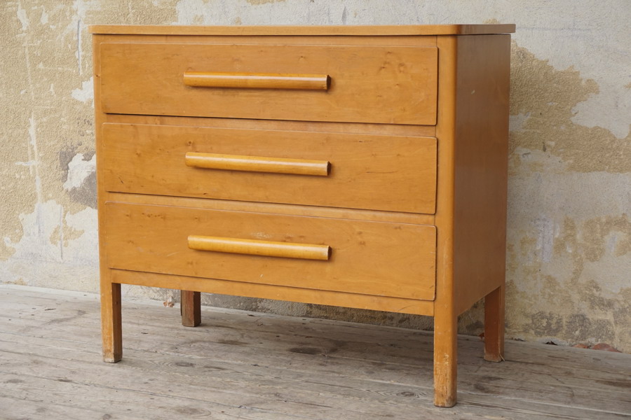 Byrå med 3 lådor. B140