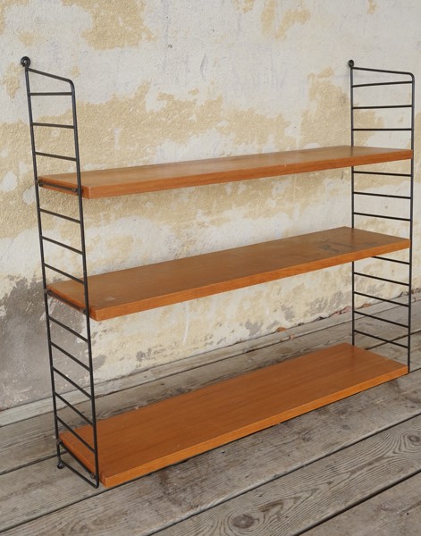 Stringhylla med svart gavlar. B151