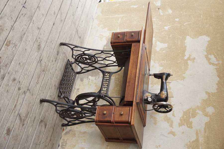 Antik Singer Symaskin & sybords. B153