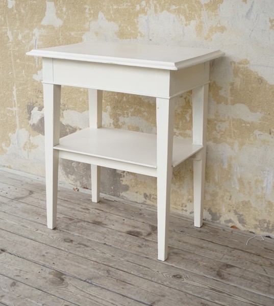 Sängbord/sidobord vit målad. B167