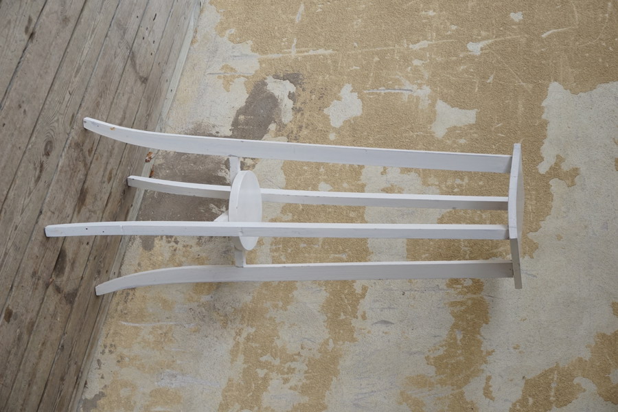 Piedestal i trä, vitmålad. B170