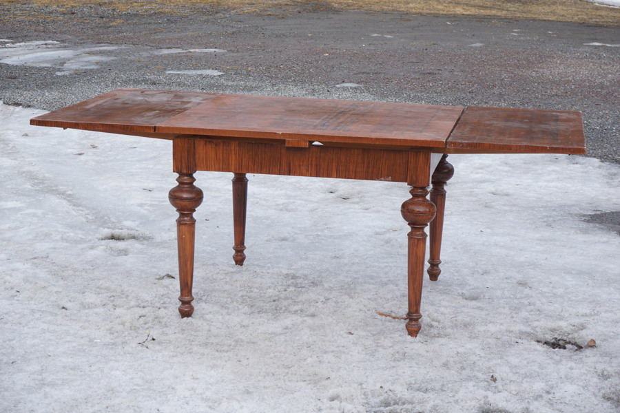 Utdragbart matbord. B171