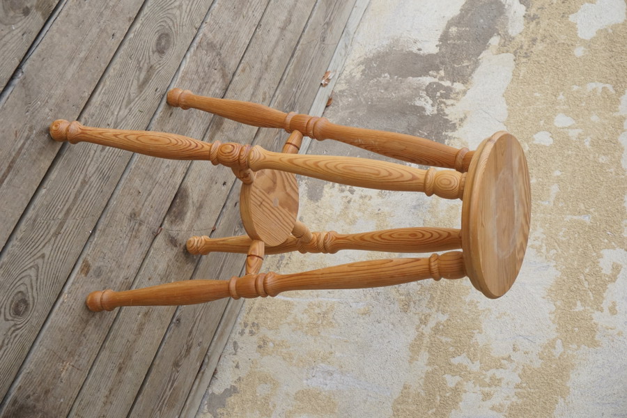 Piedestal i furu. B176