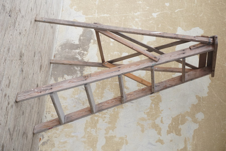 Äldre trästege. B184