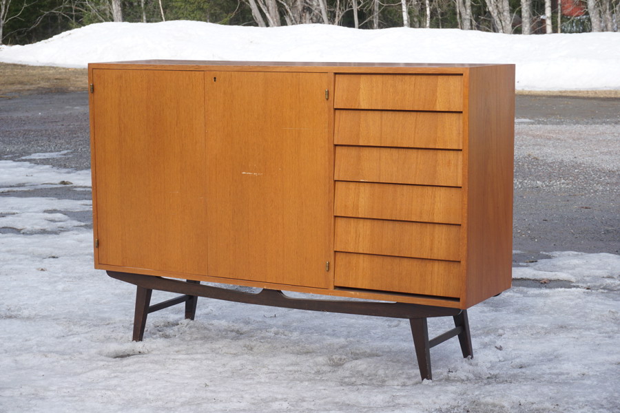 Skåp 50-tal i teak. B191