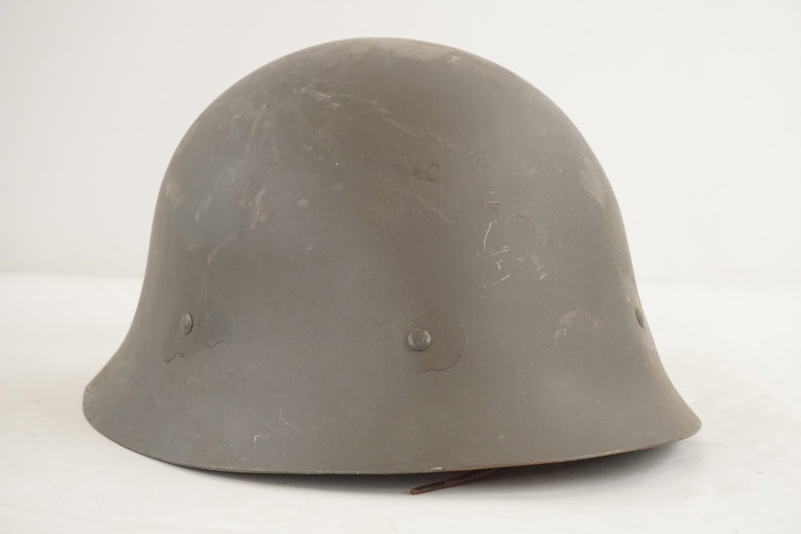 Militär stålhjälm. C13