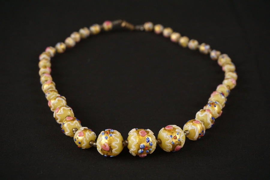 Halsband i Murano glas, guld färg. A117