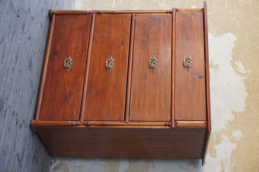 Byrå med 4 lådor. B201