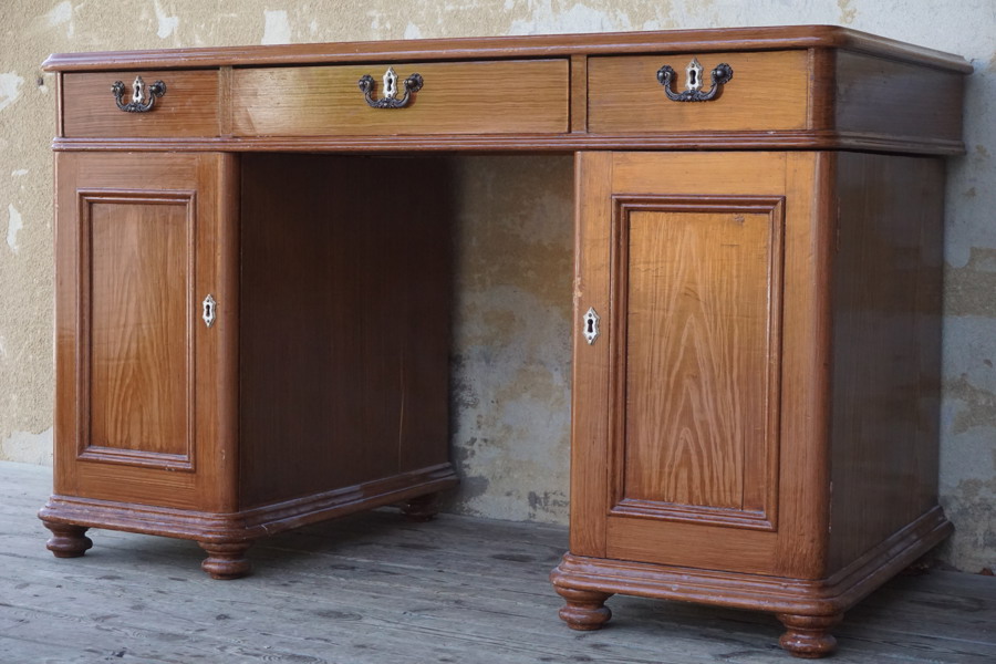 Skrivbord med lådor och skåpluckor. B205