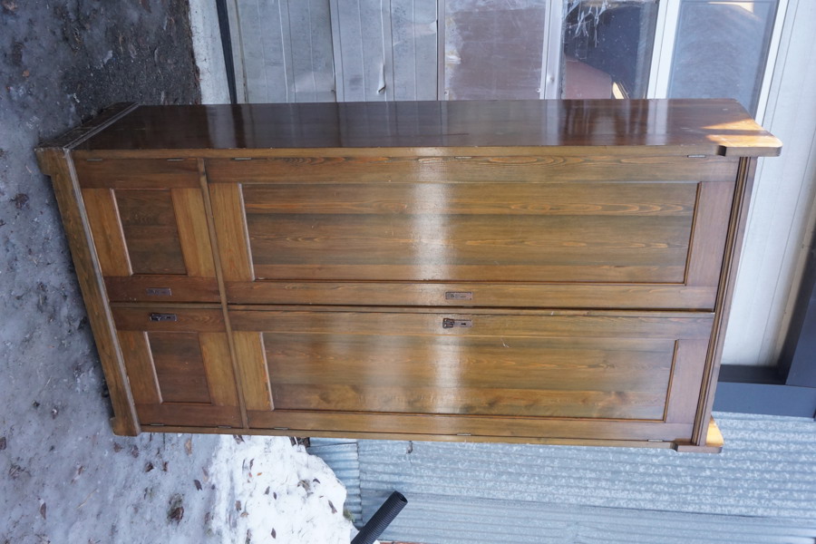 Garderob med två dörrar. B207