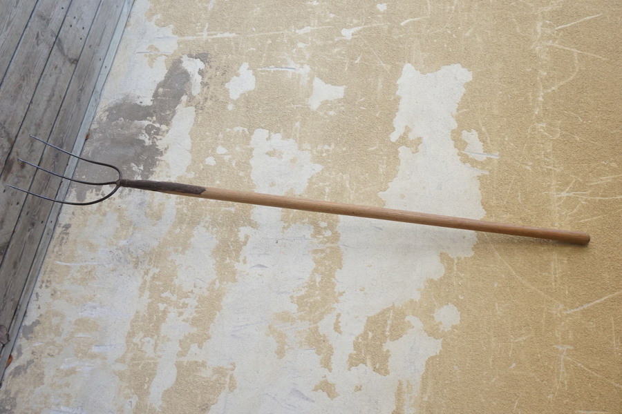 Högaffel med tre tänder i smide. B212