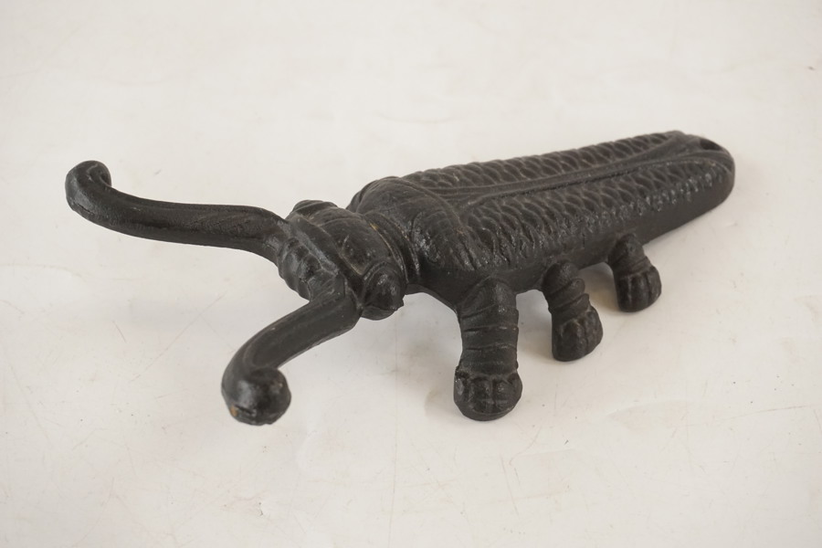 Stövelknekt i gjutjärn formad som en skarabé. C18