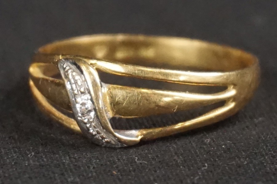 Dam guldring med stenar 1,75g. A139