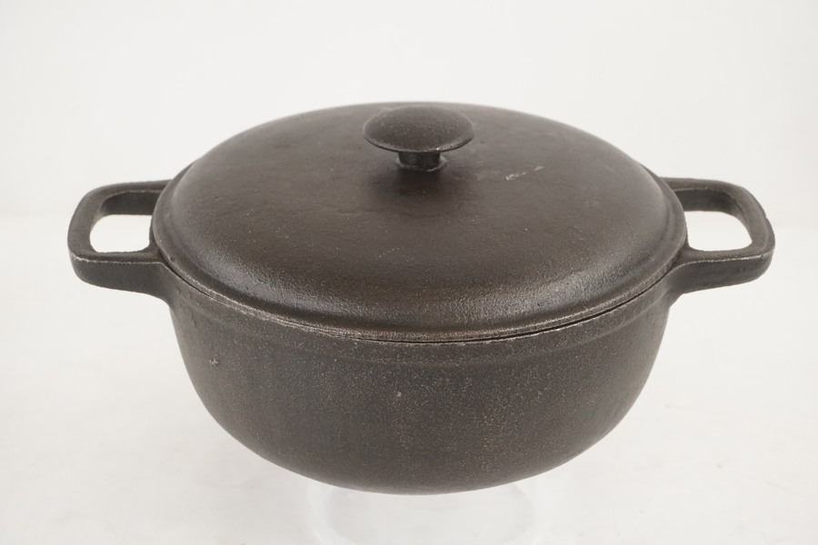 Gryta med lock i gjutjärn. C21