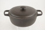 Gryta med lock i gjutjärn. C21