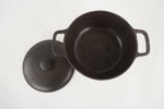 Gryta med lock i gjutjärn. C21