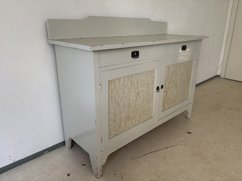 Skänk med marmorerad yta