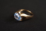 Guldring med sten 18k 2,8g. A26