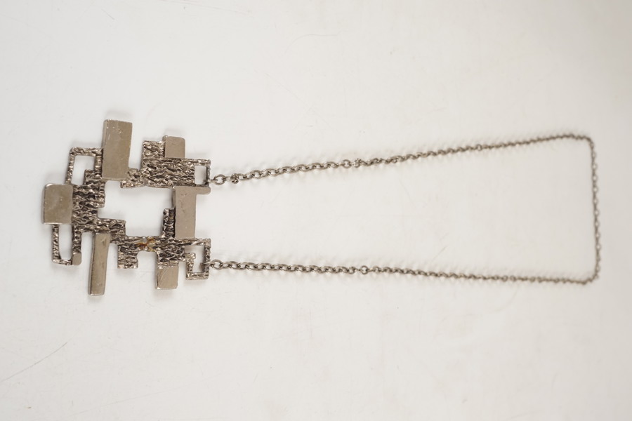 Halsband med hänge. A65