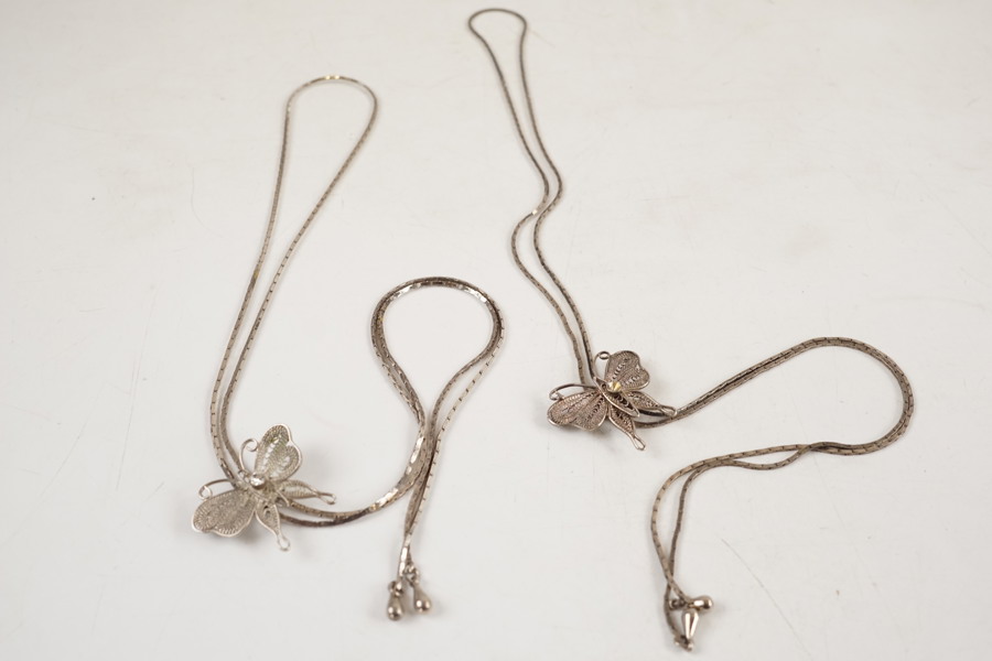 2st Halsband med fjärilsformat hänge. A66