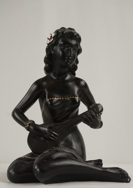 Skulptur i gips Spelande kvinna. G22