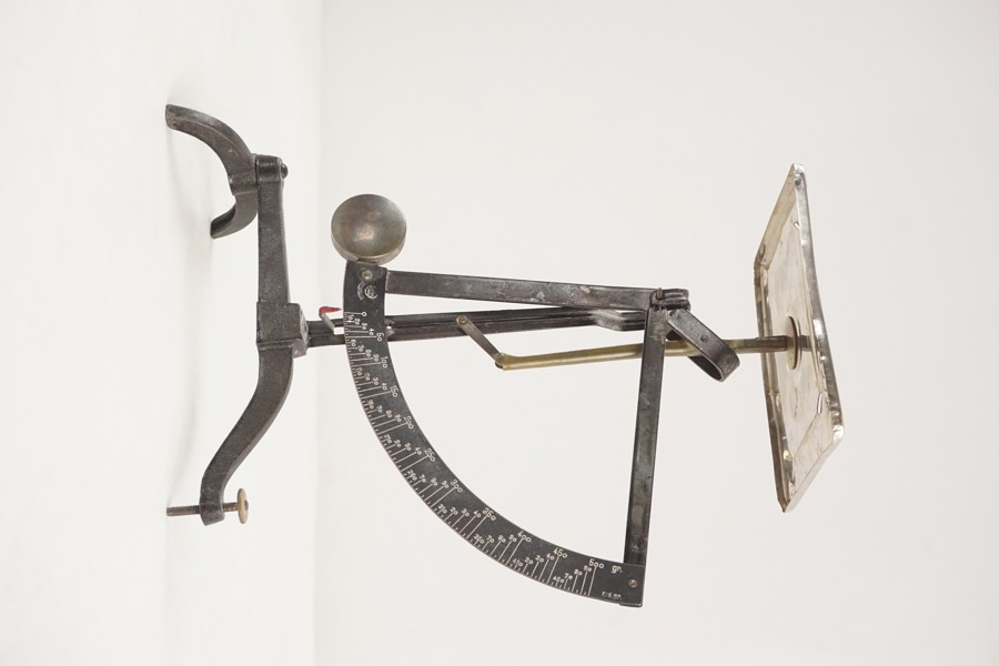 Concav, antik brevvåg i gjutjärn. C1