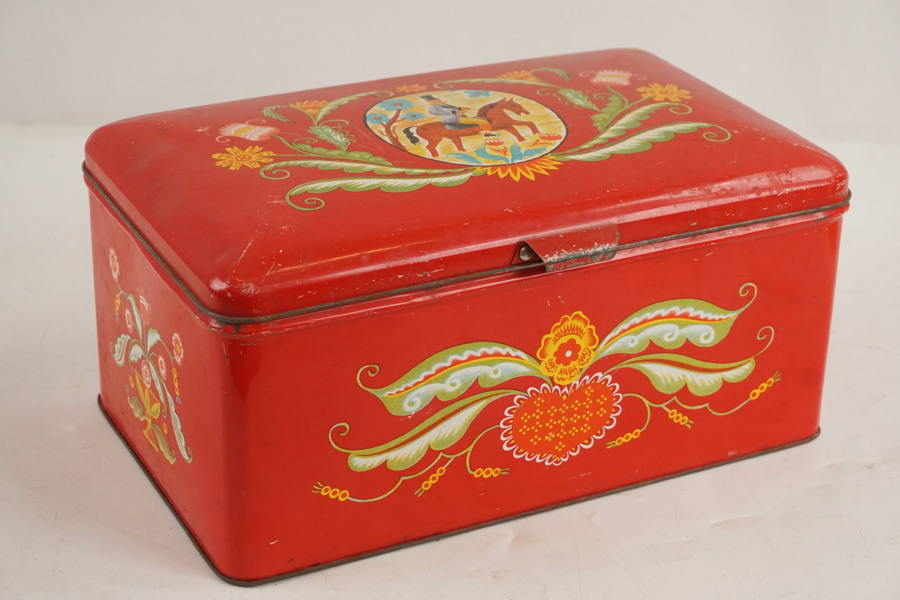 Vintage, röd plåtburk. A73