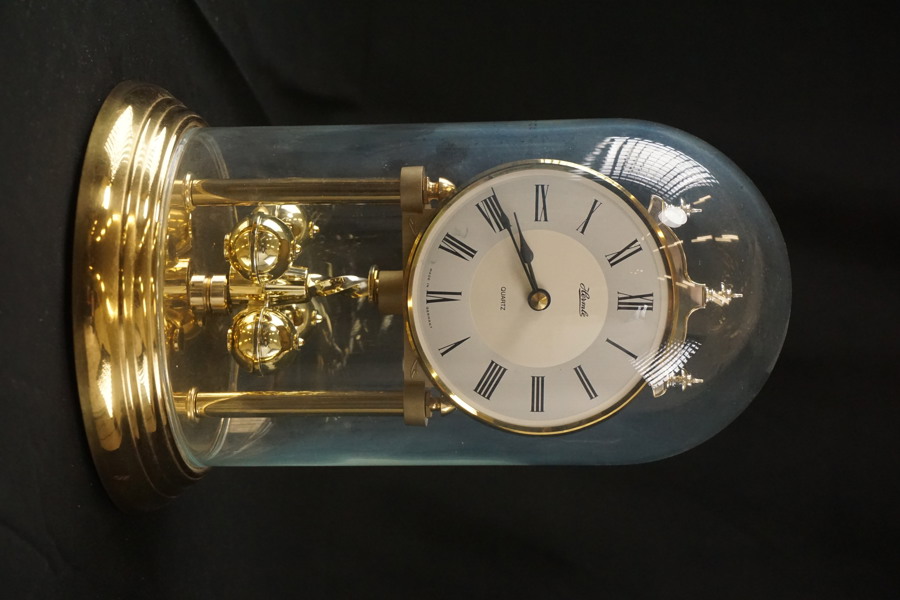 Hermle, Quartz klocka i glaskupol. G43