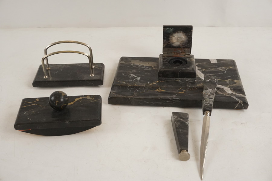 Katrineholm, skrivbordsset i marmor. A86