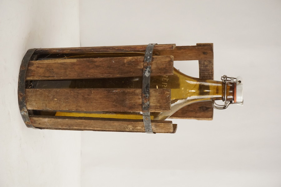 Berghem bryggeriflaska i trähölje. B41 