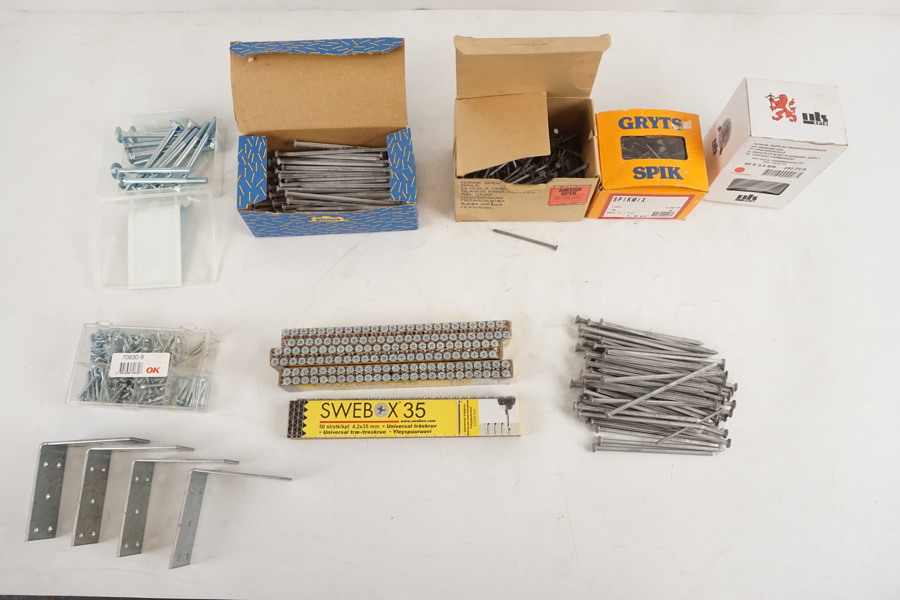 Spikar, skruvar mm 8,5kg. D19