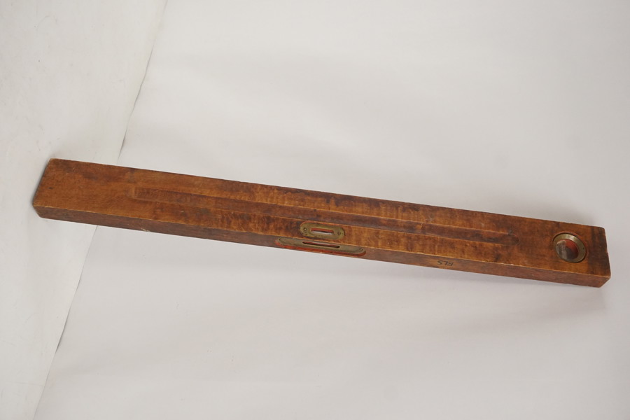 Vintage vattenpass i trä. D27