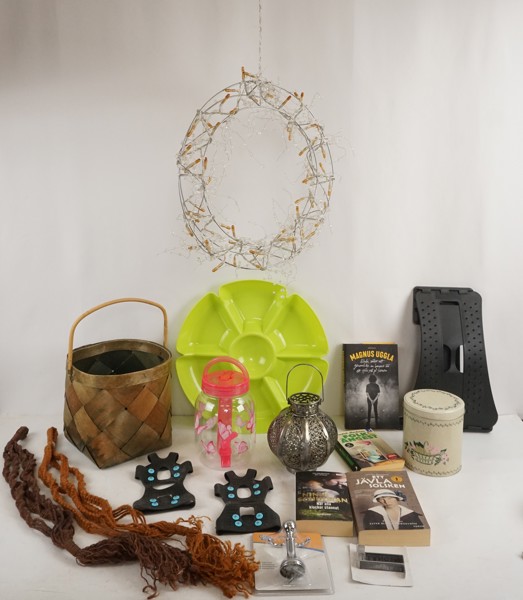 Böcker, korg, Ljuskrans mm. BC48